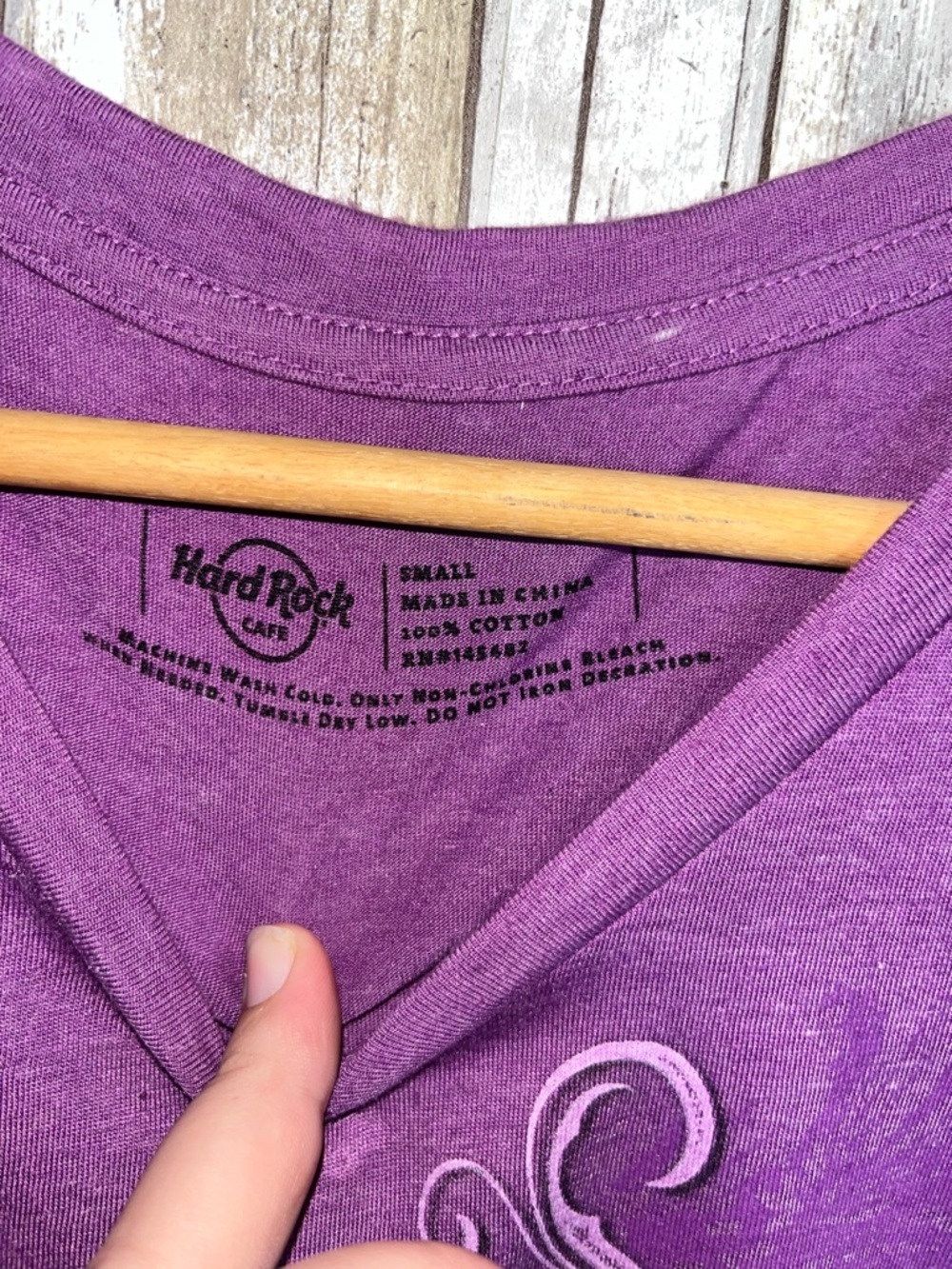 Hard Rock Cafe Cayman Islands Graphic Tee Purple Fitted V Neck Small - Picture 6 of 6